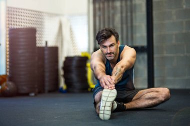 Spor salonundaki adam.