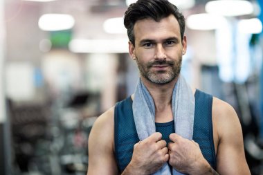 Spor salonunda egzersiz yapan adam.