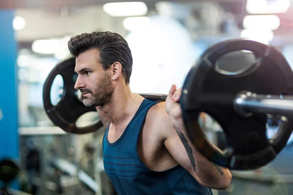 ジムで運動する男 — ストック写真