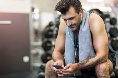 Spor salonunda egzersiz yapan adam.