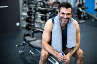 Spor salonunda egzersiz yapan adam.