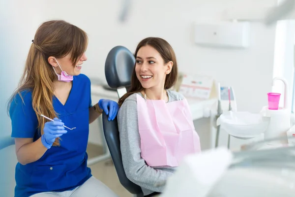 Dentista Paciente Consultório Odontológico — Fotografia de Stock