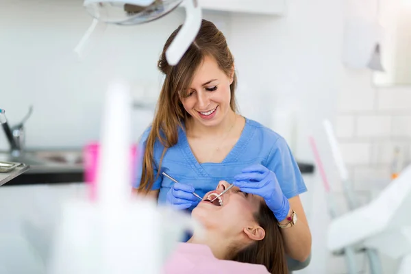 Οδοντίατρος Και Ασθενής Στο Οδοντιατρείο — Φωτογραφία Αρχείου