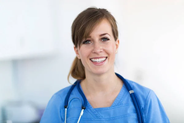 Amigável Médico Feminino Sorrindo — Fotografia de Stock