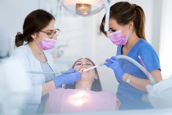 Dentistas Paciente Consultório Odontológico — Fotografia de Stock