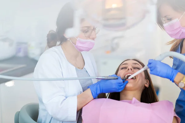 Dentistas Paciente Consultório Odontológico — Fotografia de Stock