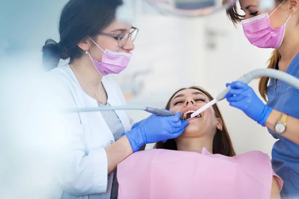 Dentistas Paciente Consultório Odontológico — Fotografia de Stock