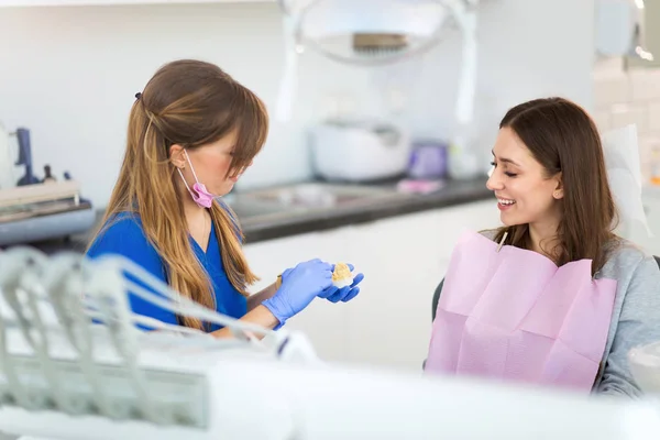 Tandläkare Och Patient Tandläkarmottagningen — Stockfoto