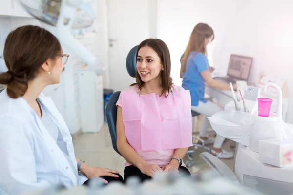Dentistas Paciente Consultório Odontológico — Fotografia de Stock