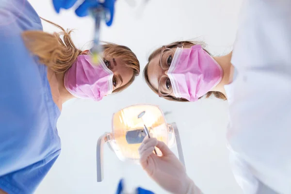 Kvinnliga Läkare Vid Tandläkare Kontor — Stockfoto
