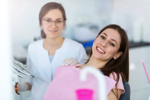 Dentista Paciente Consultório Odontológico — Fotografia de Stock