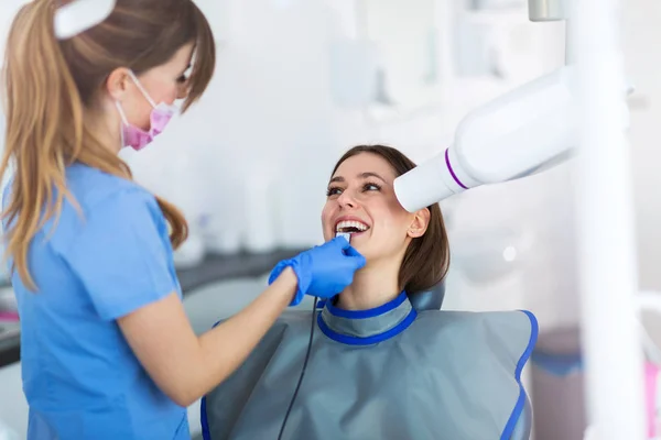 Οδοντίατρος Και Ασθενής Στο Οδοντιατρείο — Φωτογραφία Αρχείου