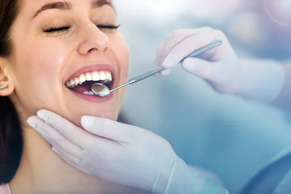Kobieta Zębami Dentysty — Zdjęcie stockowe