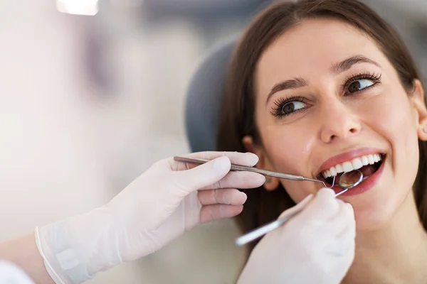 Mujer Con Dientes Examinados Dentistas —  Fotos de Stock