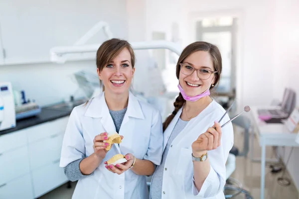 Médicos Femeninos Consultorio Dentistas —  Fotos de Stock