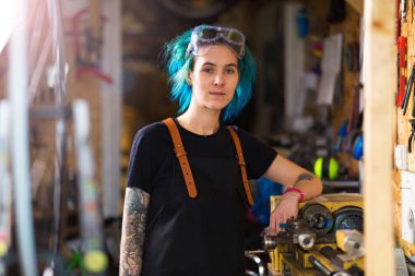 Atölyede çalışan kendine güvenen genç kadın