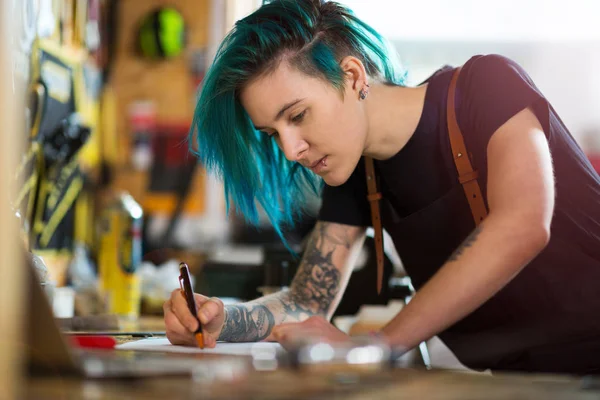 Selbstbewusste Junge Frau Arbeitet Werkstatt — Stockfoto