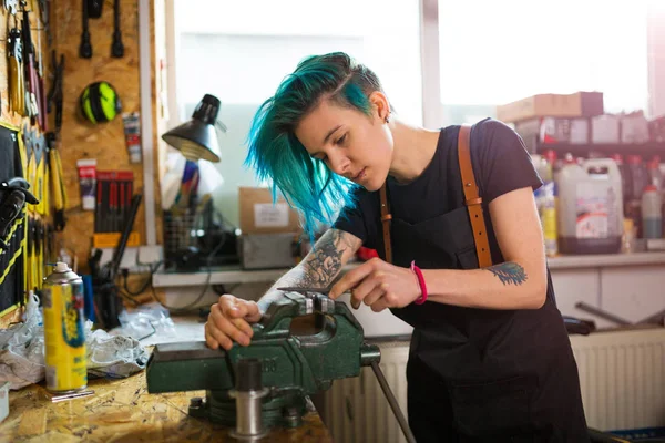 Selbstbewusste Junge Frau Arbeitet Werkstatt — Stockfoto