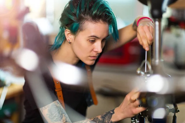 Mujer Joven Segura Que Trabaja Taller Reparación Bicicletas — Foto de Stock