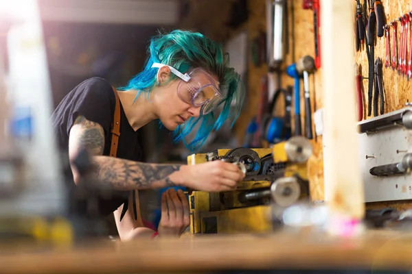 Confident Young Woman Working Workshop — Stock Photo, Image