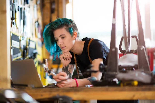 Mujer Usando Portátil Taller Reparación Bicicletas Imagen de archivo