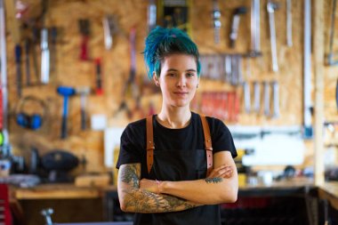 Atölyede çalışan kendine güvenen genç kadın