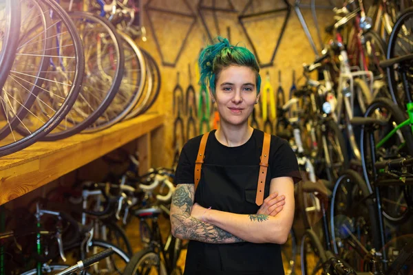 Bir Bisiklet Tamir Dükkanında Çalışan Kendine Güvenen Genç Kadın — Stok fotoğraf