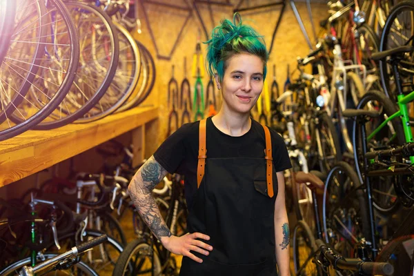 Confident Young Woman Working Bicycle Repair Shop — Stock Photo, Image