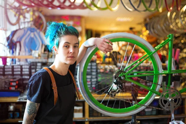 Zeker Jonge Vrouw Werkt Een Fietswinkel Voor Reparatie — Stockfoto