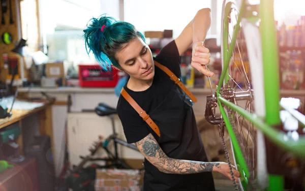 Mujer Joven Segura Que Trabaja Taller Reparación Bicicletas — Foto de Stock