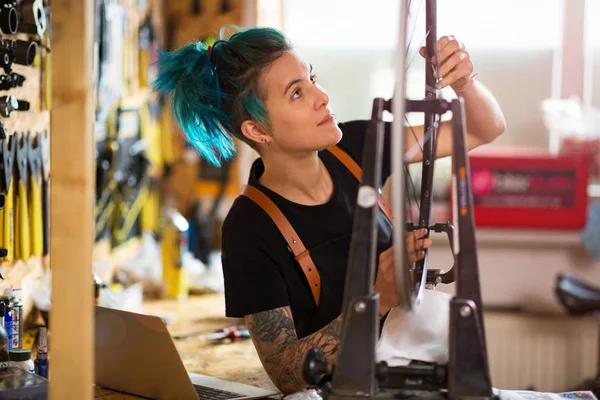 Mujer Joven Segura Que Trabaja Taller Reparación Bicicletas — Foto de Stock