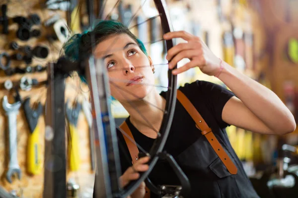 Confident Young Woman Working Bicycle Repair Shop — Stock Photo, Image