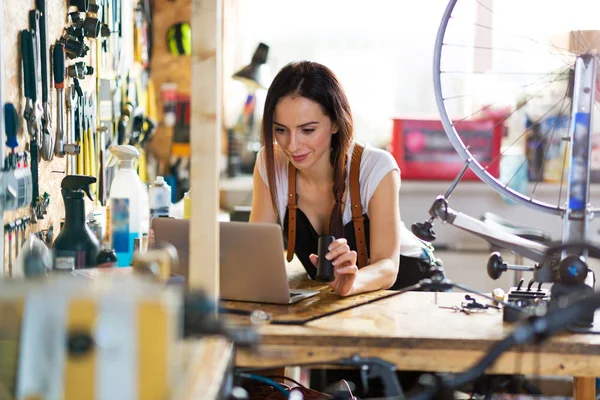 Mujer Joven Trabajando Taller Reparación Bicicletas — Foto de Stock