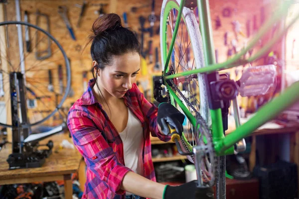 Young Woman Working Bicycle Repair Shop — Stock Photo, Image