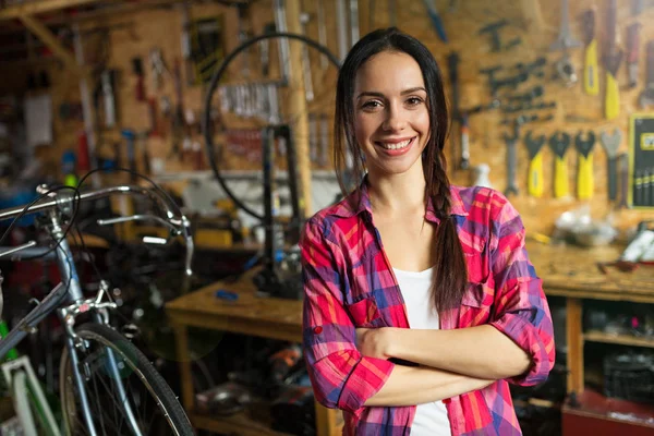 Молода Жінка Працює Майстерні Ремонту Велосипедів — стокове фото