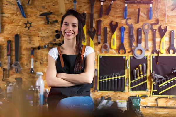 Mujer Joven Trabajando Taller Reparación Bicicletas —  Fotos de Stock