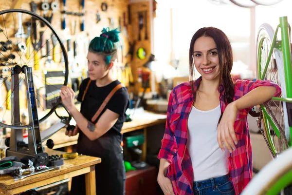 Bir Bisiklet Tamir Dükkanında Çalışan Iki Genç Kadınlar — Stok fotoğraf