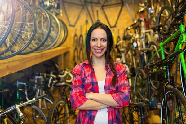 Wanita Muda Yang Bekerja Toko Reparasi Sepeda — Stok Foto