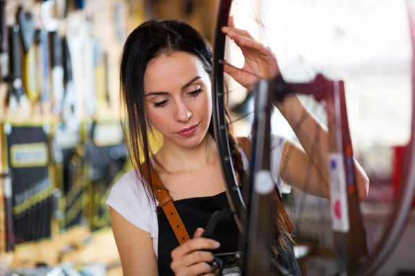 Giovane Donna Che Lavora Negozio Riparazione Biciclette — Foto Stock