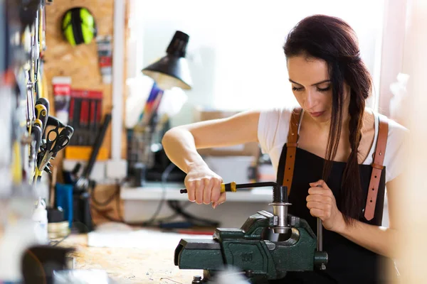 Jonge Vrouw Die Werkt Een Fietswinkel Voor Reparatie — Stockfoto
