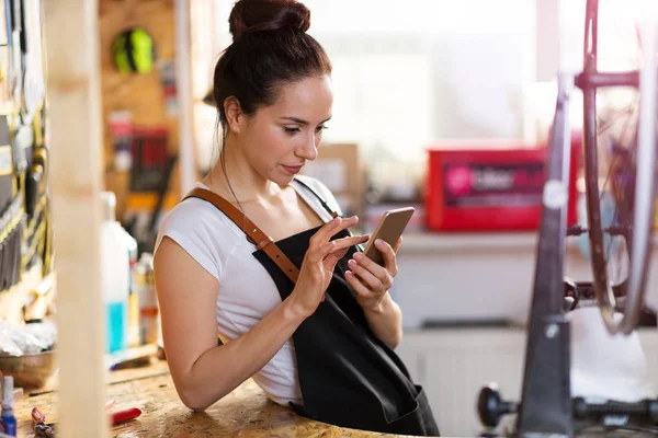 Mujer Joven Trabajando Taller Reparación Bicicletas — Foto de Stock