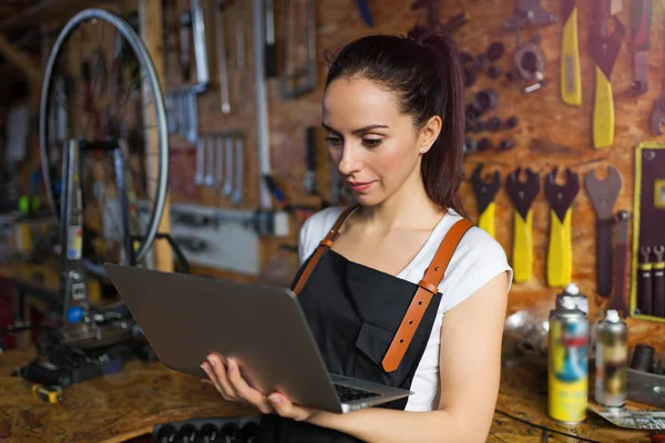 Mujer Joven Trabajando Taller Reparación Bicicletas —  Fotos de Stock