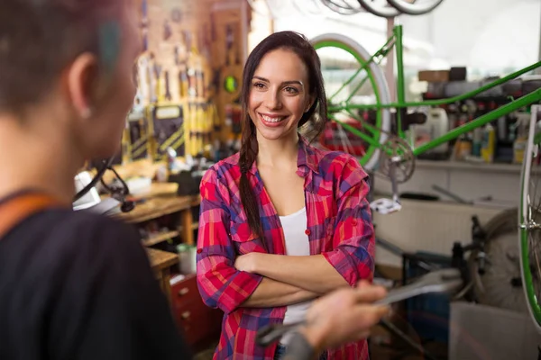 自転車修理店で働く 人の若い女性 — ストック写真