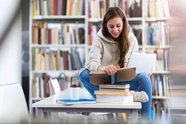 Mladá Studentka Studovat Knihovně — Stock fotografie