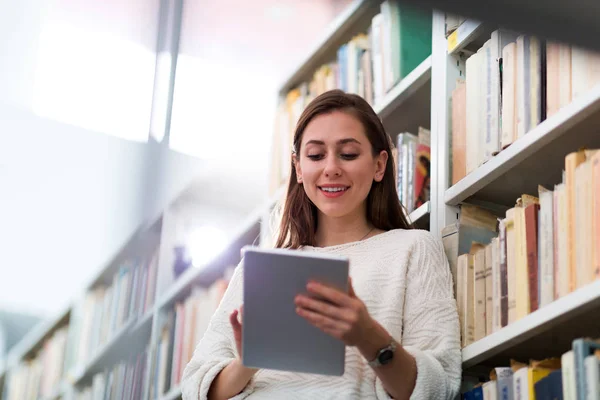 Ung Kvinnlig Student Studera Biblioteket — Stockfoto