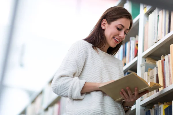 Jonge Vrouwelijke Student Studeren Bibliotheek — Stockfoto