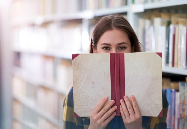 Νεαρή Γυναίκα Φοιτητής Που Σπουδάζει Στη Βιβλιοθήκη — Φωτογραφία Αρχείου