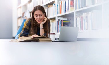 Kütüphanede okuyan genç kız öğrenci