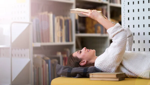 Jonge Vrouwelijke Student Studeren Bibliotheek — Stockfoto