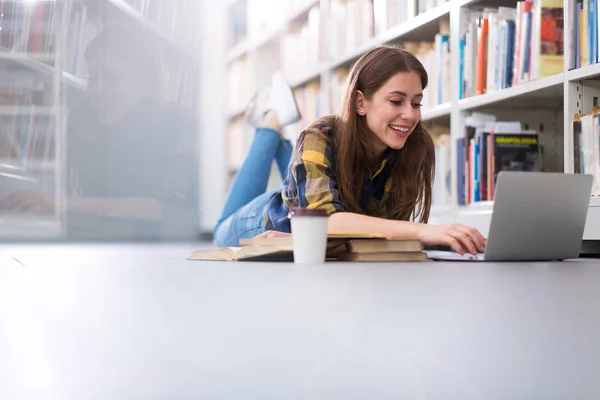 Ung Kvinnlig Student Studera Biblioteket — Stockfoto